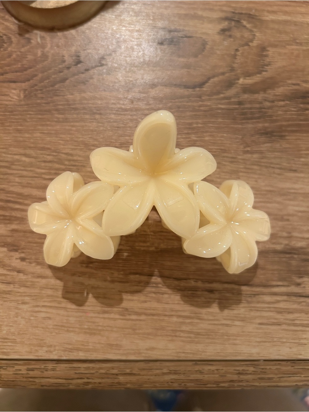 emi jay miss superbloom flower claw clip in yellow